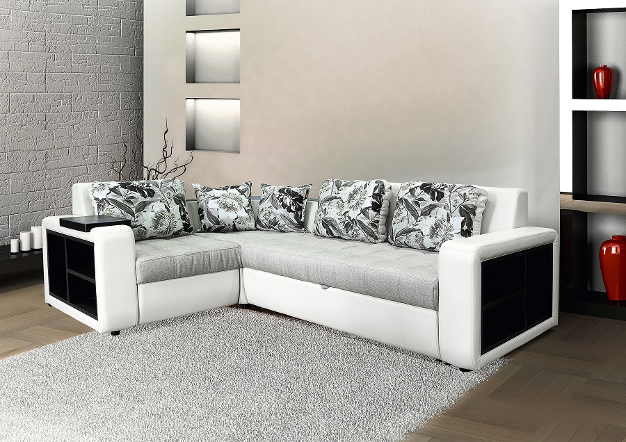 Угловой диван с подушками